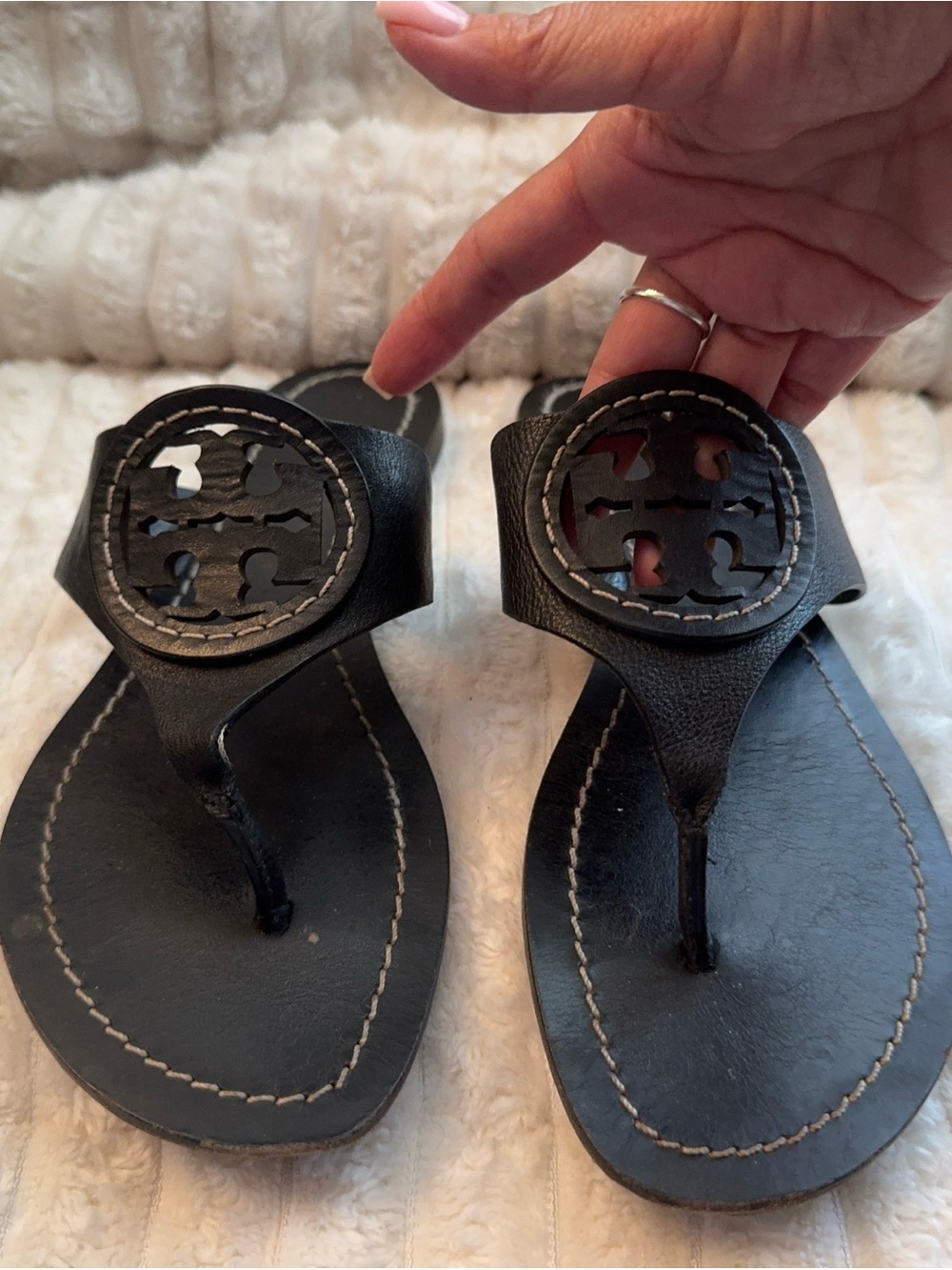 Tory Burch Black Leather Logo Thong Sandals with Contrast Stitching - Picture 3 of 4